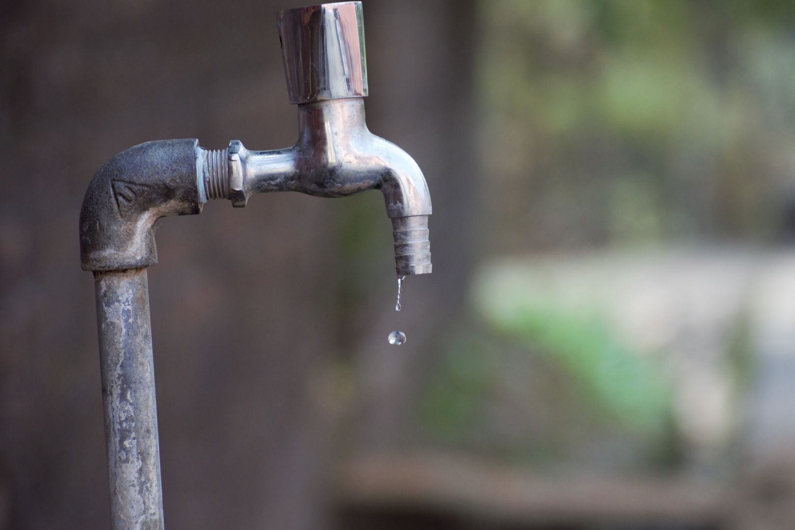Como economizar agua ajustando torneiras velhas