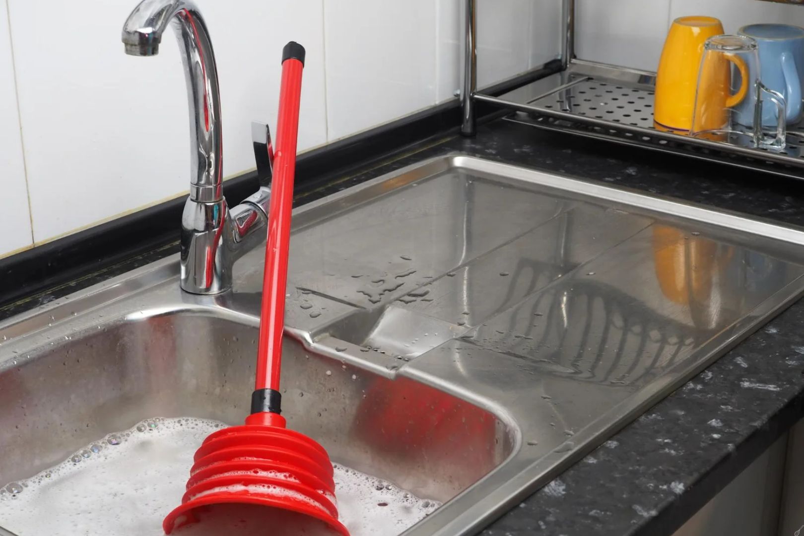 como desentupir pia da cozinha com produtos caseiros